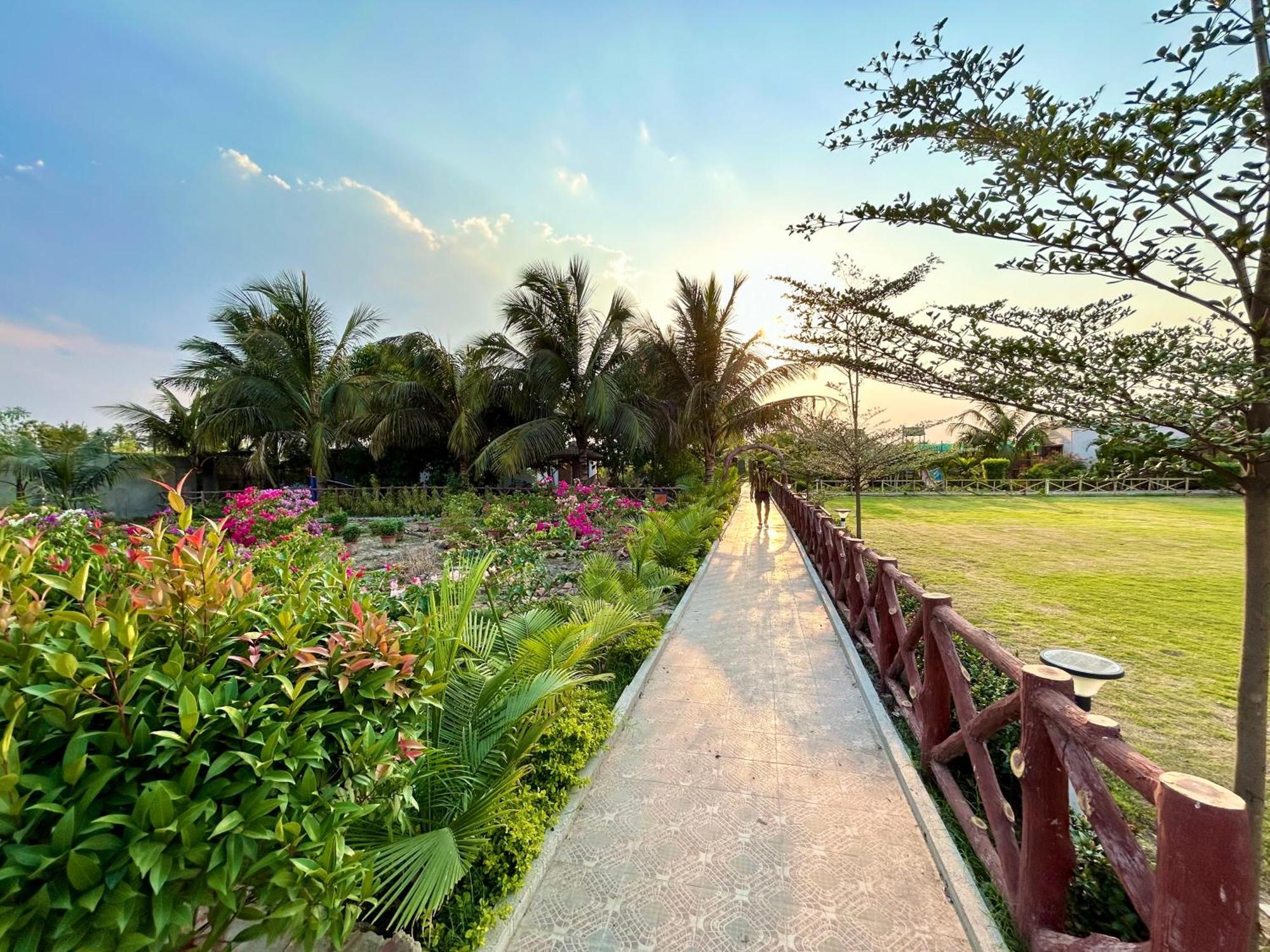 Palli Bangla Resort, Near Ruby Hospital, Anandapur Calcutta Exterior foto